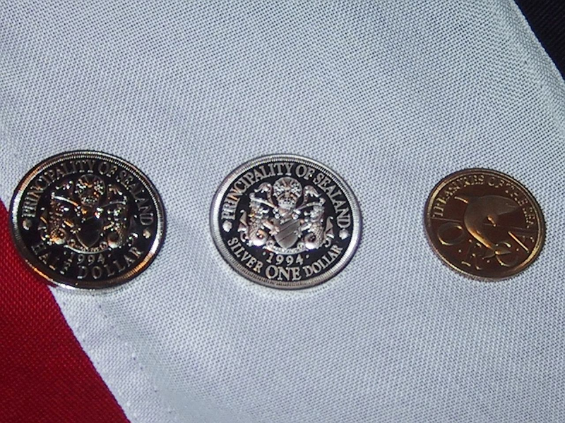 Imagen: Monedas de Sealand, de izquierda a derecha: medio dólar, un dólar de plata y un cuarto de dólar. Wikimedia Commons